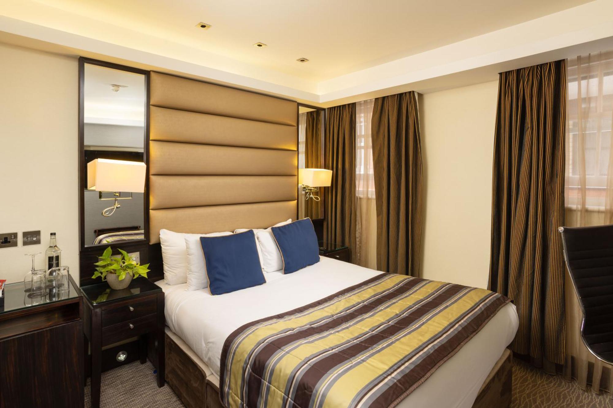 Park Grand Mayfair London Ngoại thất bức ảnh A bedroom at the hotel