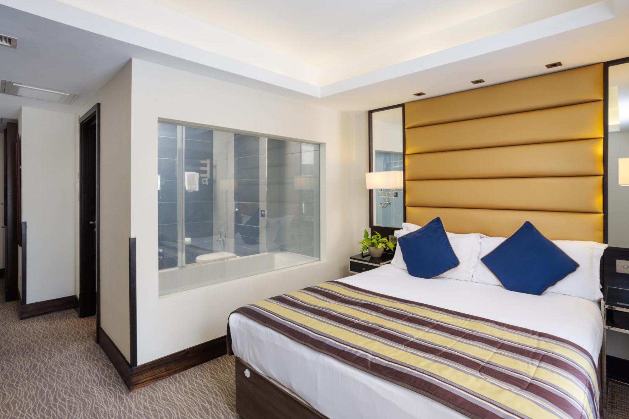 Park Grand Mayfair London Ngoại thất bức ảnh A bedroom at the hotel