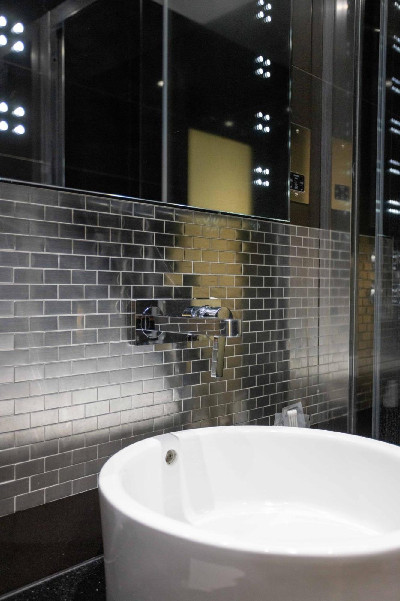 Park Grand Mayfair London Ngoại thất bức ảnh Subway tiles in a shower
