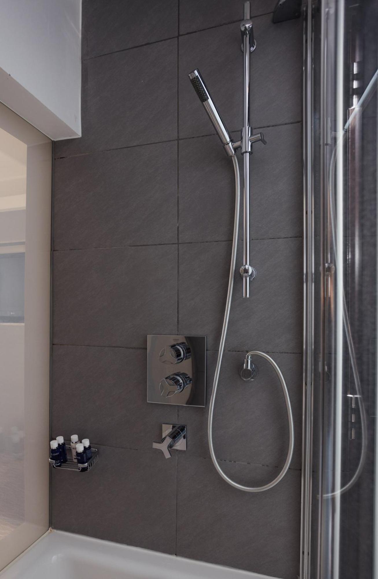 Park Grand Mayfair London Ngoại thất bức ảnh A shower valve