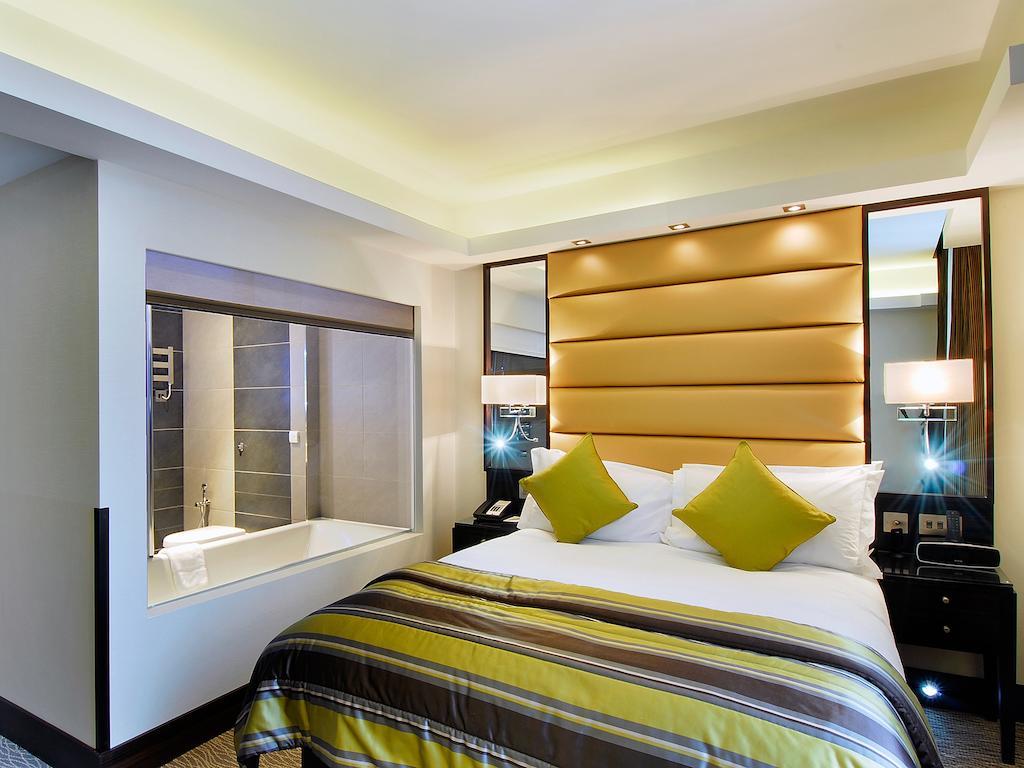 Park Grand Mayfair London Ngoại thất bức ảnh A bedroom at the Hilton London West End