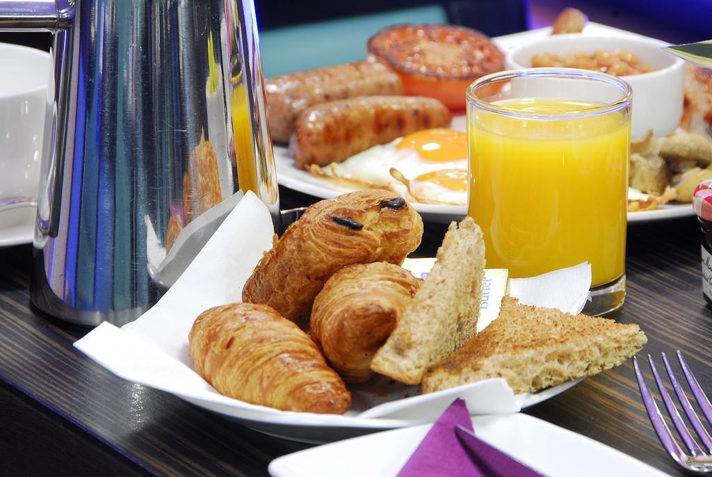 Park Grand Mayfair London Ngoại thất bức ảnh A continental breakfast