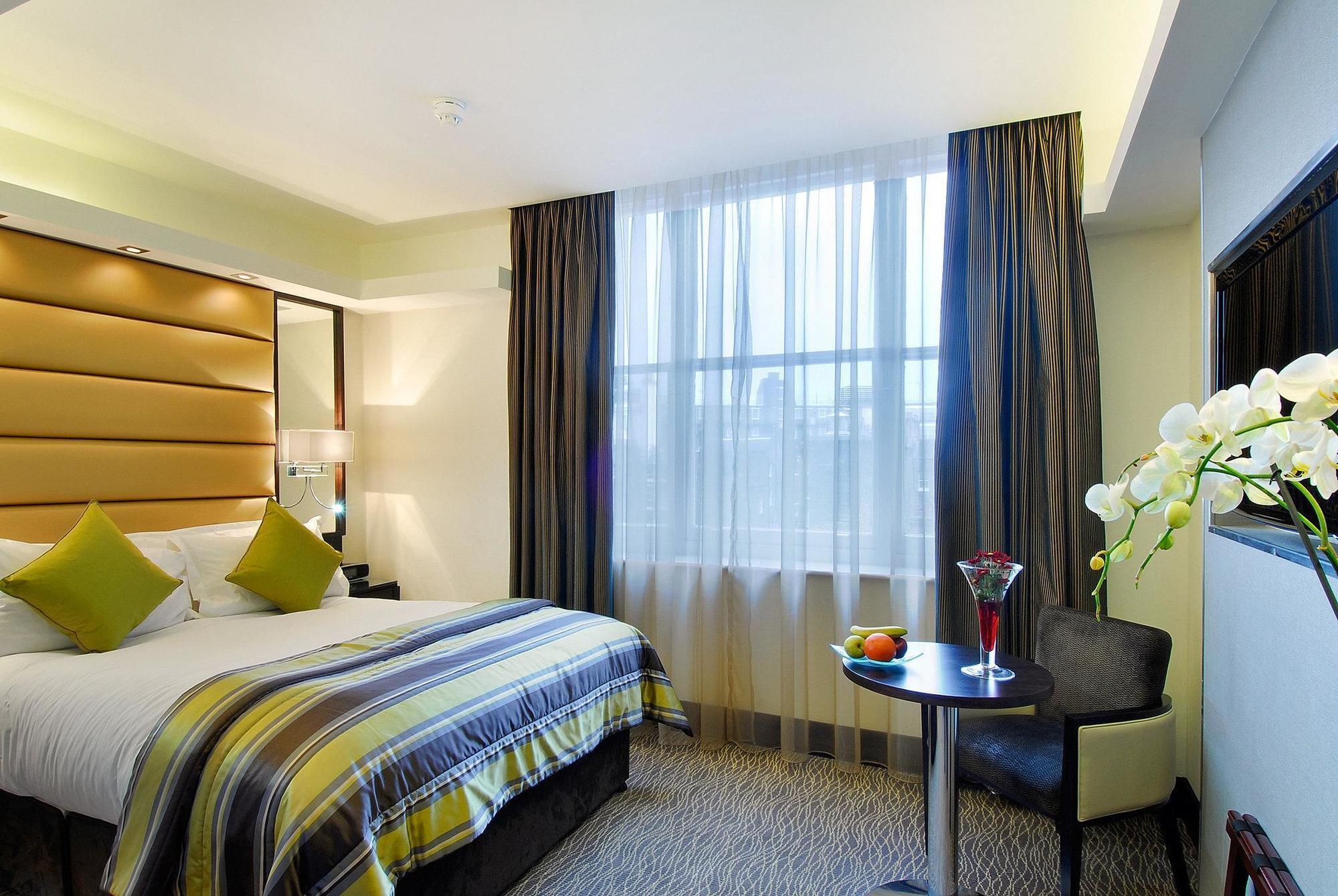 Park Grand Mayfair London Ngoại thất bức ảnh A room at the hotel