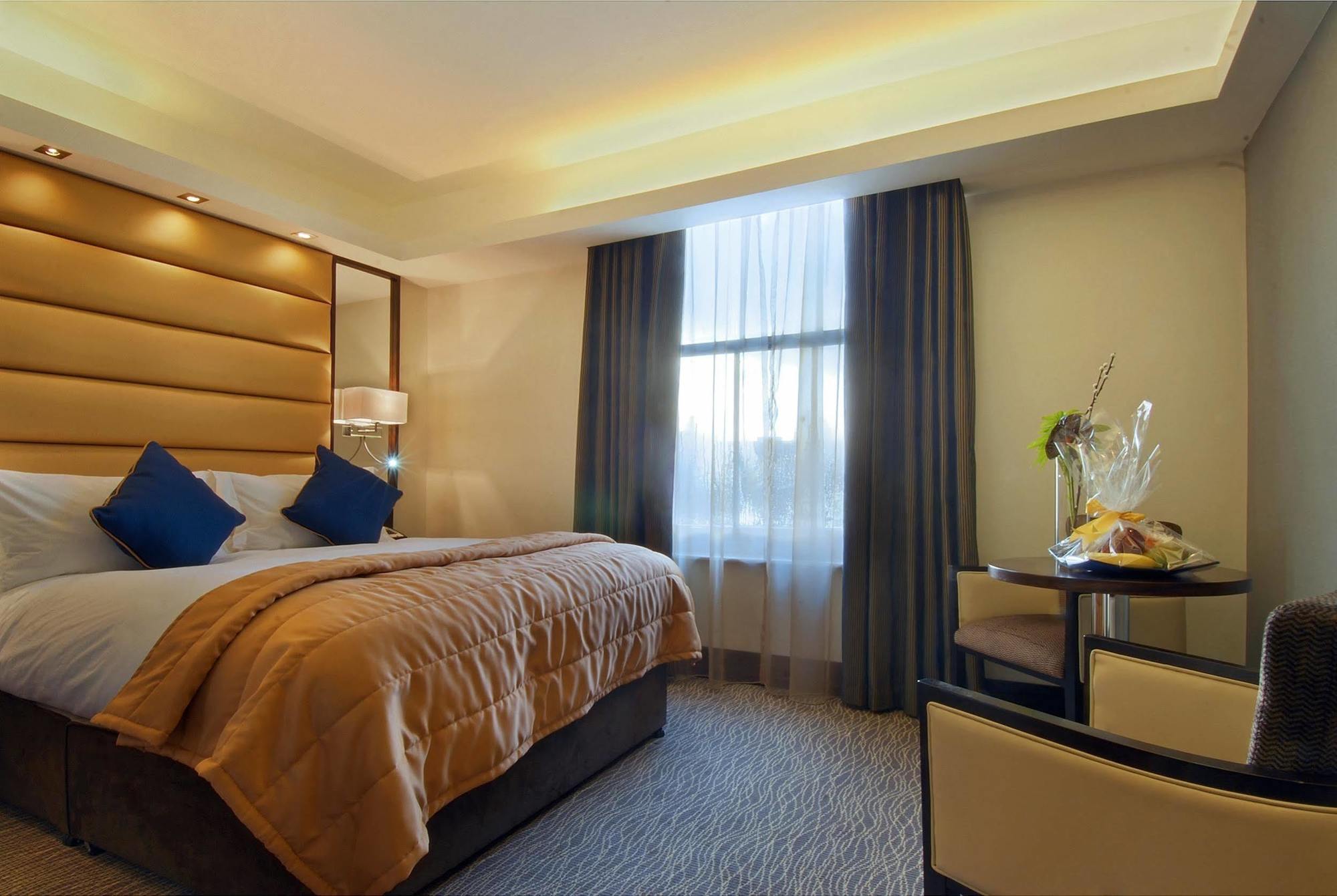 Park Grand Mayfair London Ngoại thất bức ảnh A bedroom at the hotel