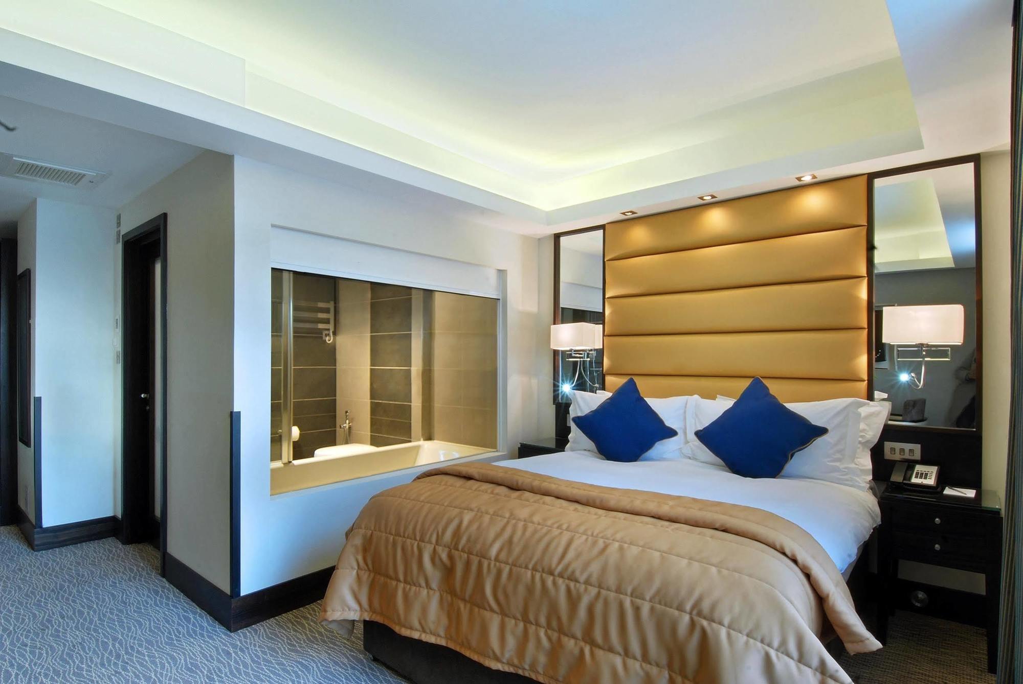 Park Grand Mayfair London Ngoại thất bức ảnh A bedroom at the hotel