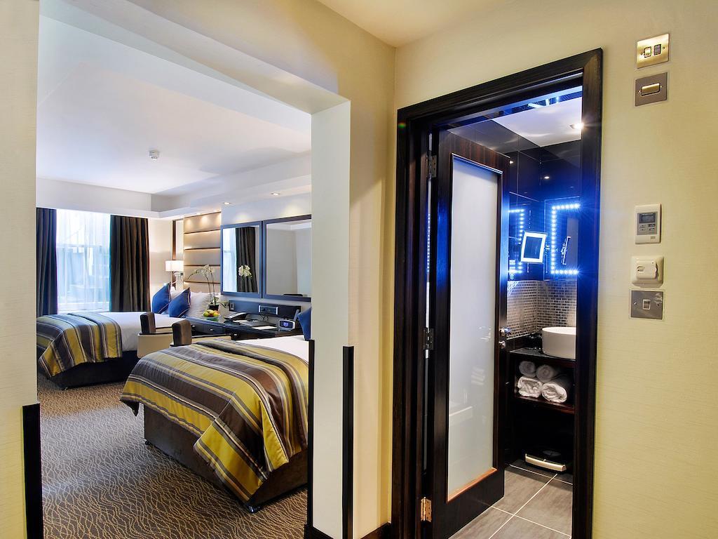Park Grand Mayfair London Ngoại thất bức ảnh A room at the Hilton London West End