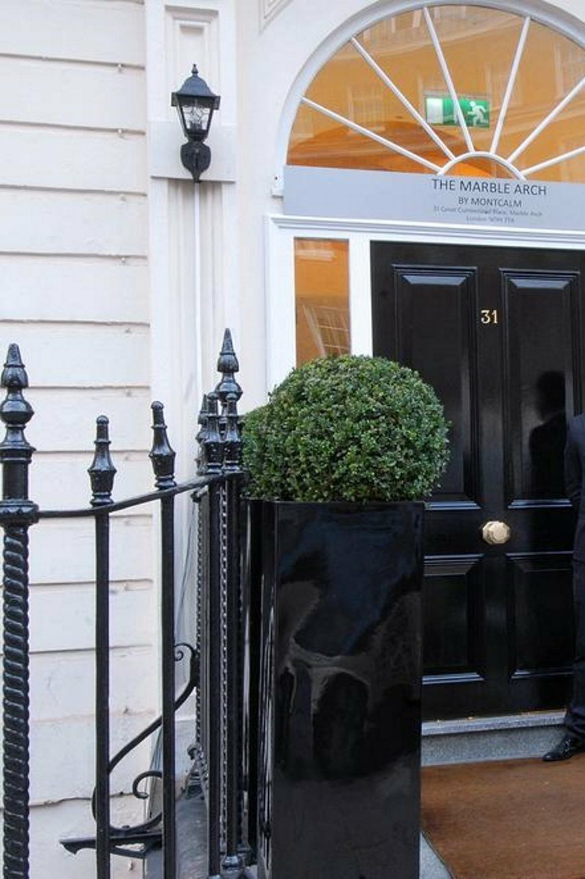 Park Grand Mayfair London Ngoại thất bức ảnh The door of 31 Savile Row, the home of the Beatles