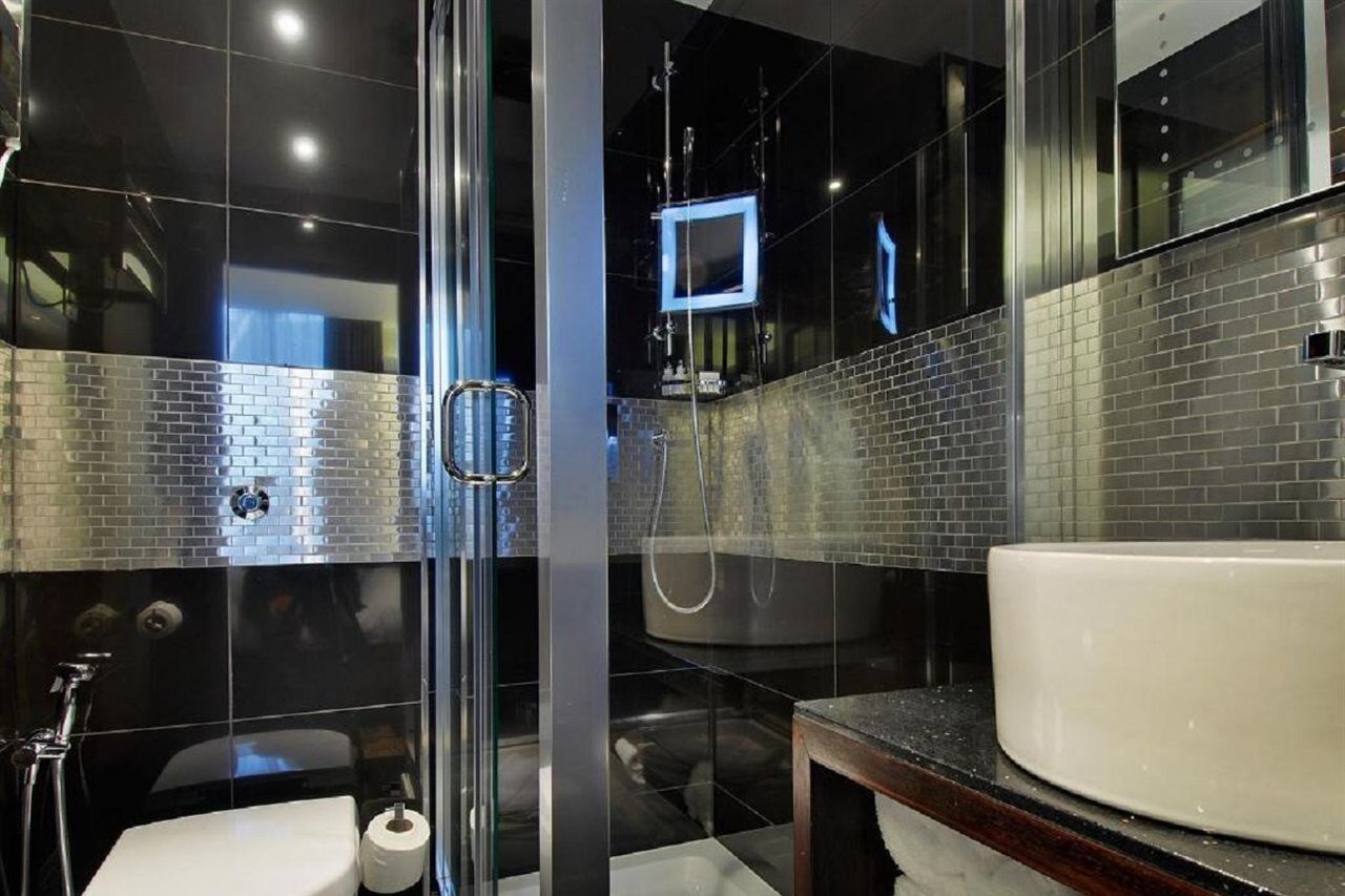Park Grand Mayfair London Ngoại thất bức ảnh A shower enclosure