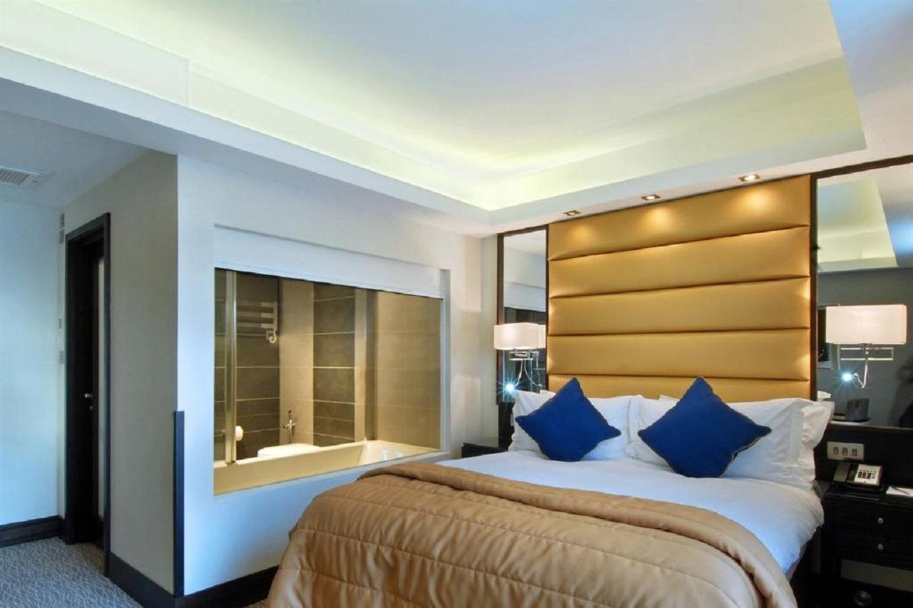Park Grand Mayfair London Ngoại thất bức ảnh A bedroom at the hotel